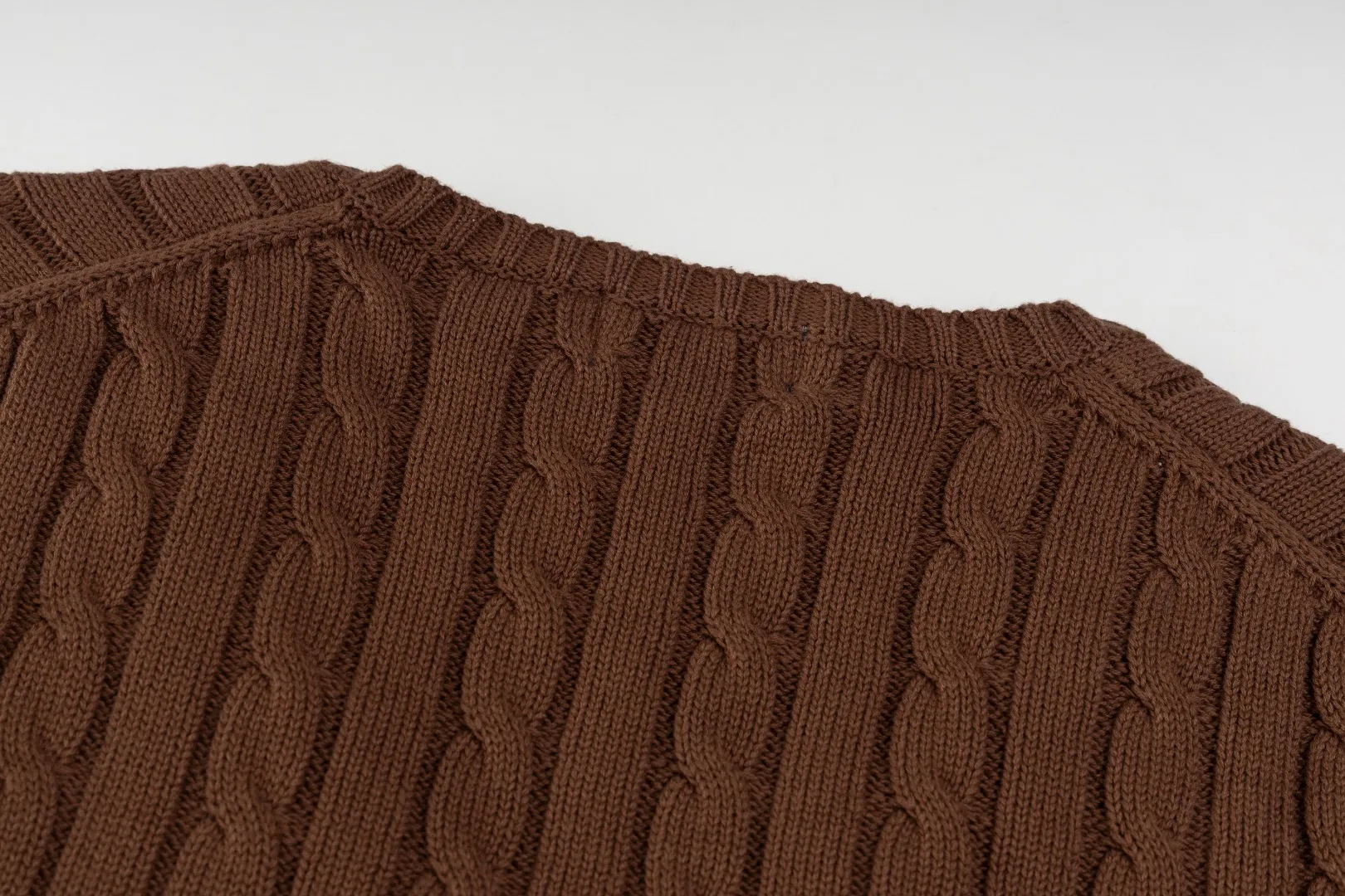 P210 #R90 RALPH LAUREN Thirteen colors of Ralph Lauren classic small label embroidery V-neck pullover cable cardigan sweater women's top, high-density LOGO embroidery on the chest, original customization of tag accessories. Made of pure cotton yarn, pure cotton is skin-friendly and comfortable, small label war horse embroidered twist button V-neck sweater🐎High quality, follow the blogger to learn how to wear it! Let’s buy a Ralph Lauren cable sweater. It’s a super hard-to-find series after it became popular. It’s hard to find one on the official website. It’s simple and practical to wear, with a lazy and loose feel. The thickened fabric has more texture, feels soft and delicate, and has a loose fit. Whether worn alone or layered, you can wear different styles of fashion with just one piece!   Size： Sleeve length: 60/61/62/63